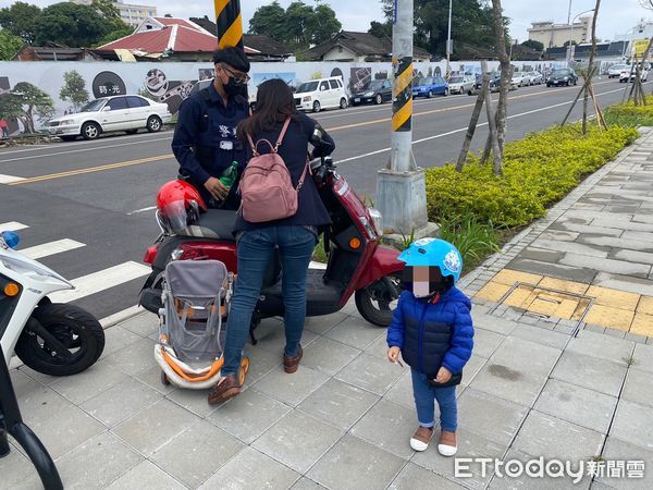 ▲王婦機車沒油，屏東警分局崇蘭派出所警員簡孝賢、楊奕軒主動協助             。（圖／記者陳崑福翻攝，下同）