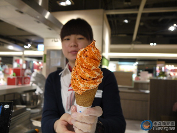 悠美菓子引入來自日本北海道的長沼冰淇淋之家從即日起推出夏日繽紛四色霜淇淋，包含激辛辣味、香鮮芝麻、甘雅抹茶、南洋咖哩等4種新口味。（圖／記者魏妤庭攝）