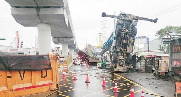 ▲桃園市蘆竹區進行的捷運綠線中正北路工程，9日下午施工時，一輛大型吊車作業時疑似重心不穩，吊臂砸種前方工程車。（圖／熱心人士提供）