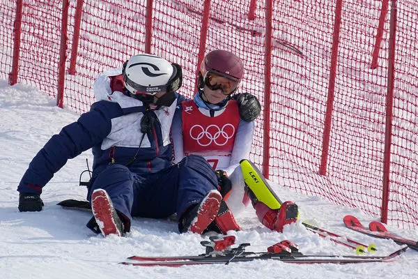 ▲美國「滑雪女王」席弗琳面對冬奧衛冕失利，心碎呆坐雪地。（圖／CFP）