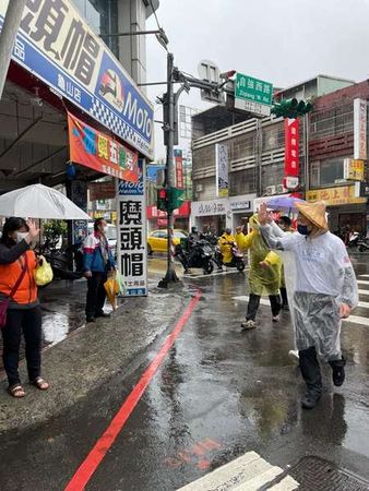 ▲羅智強全台徒步為四大公投謝票走到桃園。（圖／翻攝自羅志強臉書）