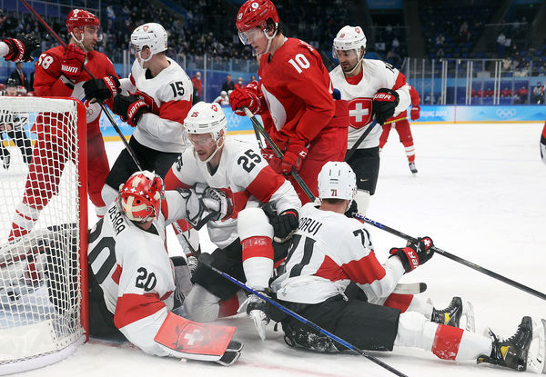 ▲▼俄羅斯與瑞士在本屆冬奧首場冰球小組賽爆發衝突，雙方球員扭打成一團。（圖／CFP）