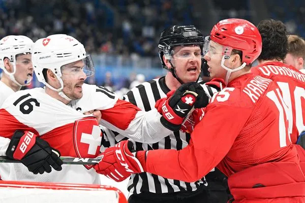 ▲▼俄羅斯與瑞士在本屆冬奧首場冰球小組賽爆發衝突，雙方球員扭打成一團。（圖／CFP）