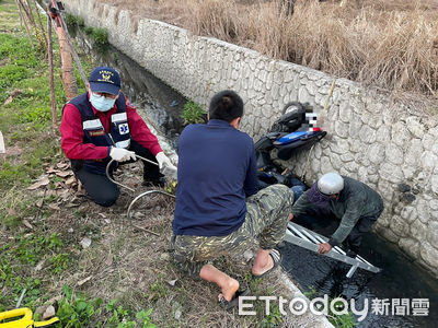 嘉義機車雙載墜2米深溝！騎士失去心跳　勇消鬼門關前搶回一命