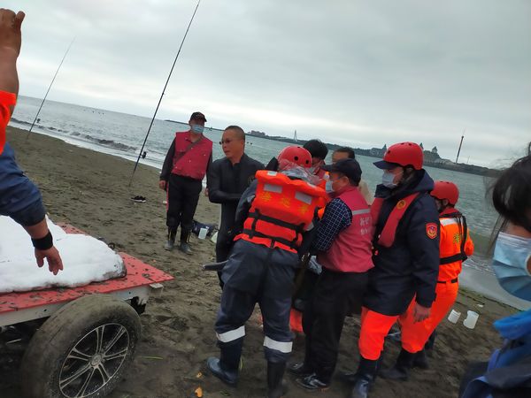 ▲▼八里區同一天出現3隻擱淺活海豚　釣客合力推回大海又擱淺。（圖／新北市動保處提供）