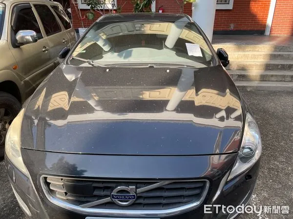 ▲行政執行署台南分署於2月15日下午在中庭廣場舉辦動產拍賣會，拍賣物品有2013年VOLVO V60、2004年賓士E320、勞力士手錶等等，歡迎民眾競標。（圖／記者林悅翻攝，下同）