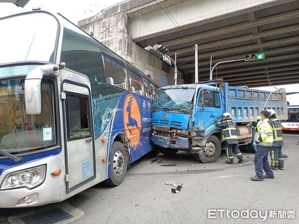 ▲快訊／國三橋下砂石車頭攔腰撞遊覽車　司機一度受困。（圖／民眾提供）