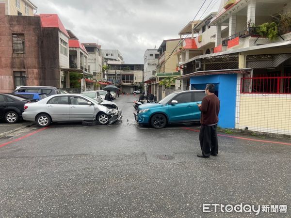 ▲▼婦人駕車衝進停車場，連續撞擊9部車，現場一片混亂。（圖／花蓮警分局提供，下同）