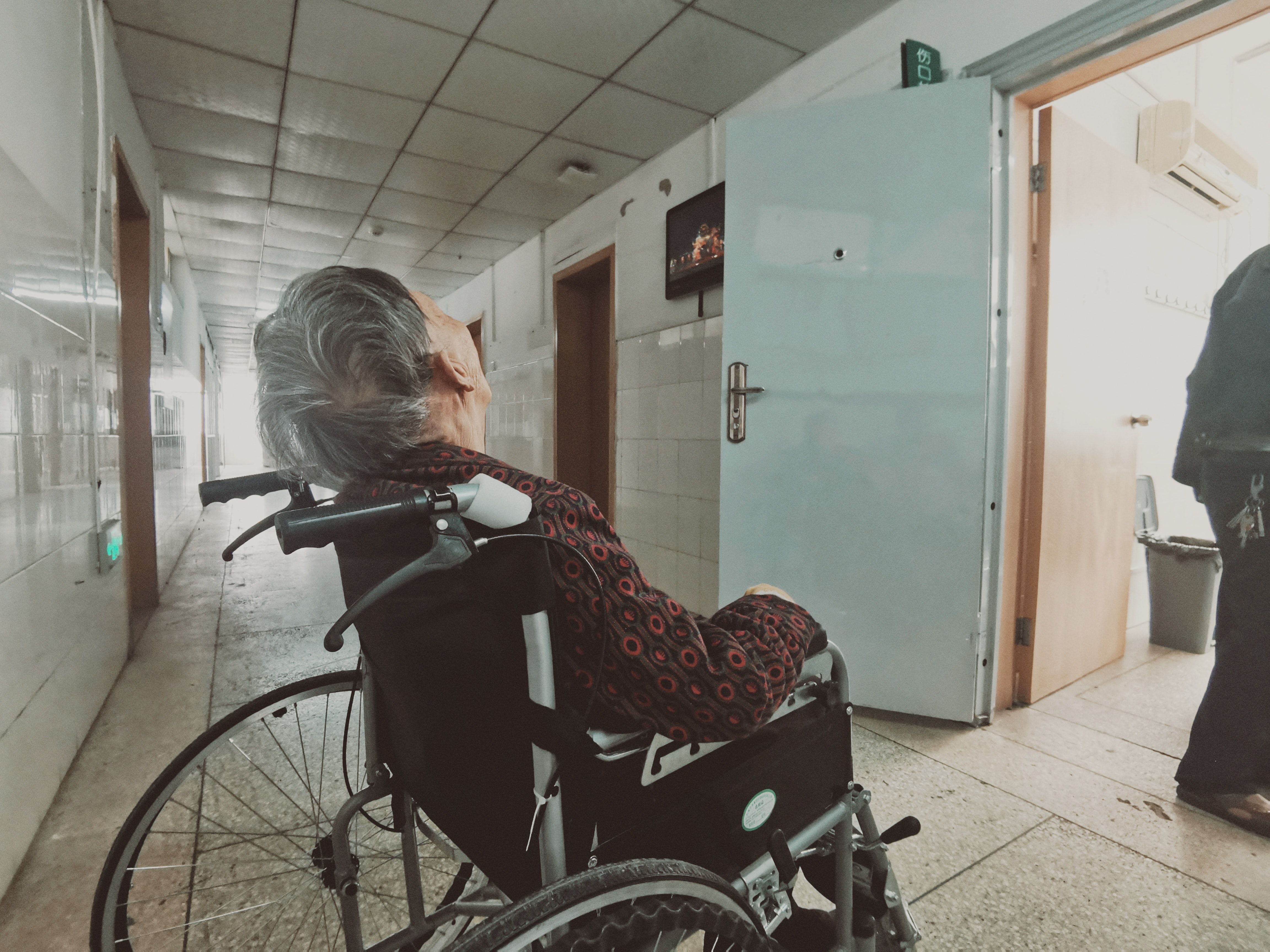▲老人,醫院,輪椅。（圖／取自免費圖庫Unsplash）