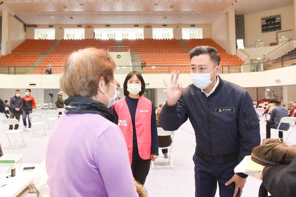 ▲林智堅視察長輩疫苗接踵(資料照)。（圖／新竹市政府提供）