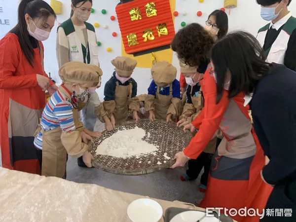 ▲元宵節即將到來，環球科技大學附設幼兒園為讓幼童更深體驗傳統節慶，董事長許淑敏與幼兒園長何采樺帶領著小朋友一起七手八腳滾元宵。（圖／記者蔡佩旻攝）