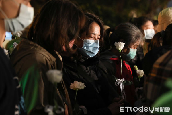 太魯閣號事故家屬持49朵桔梗花見蘇貞昌　「把罹難者都帶來了」 | ETt