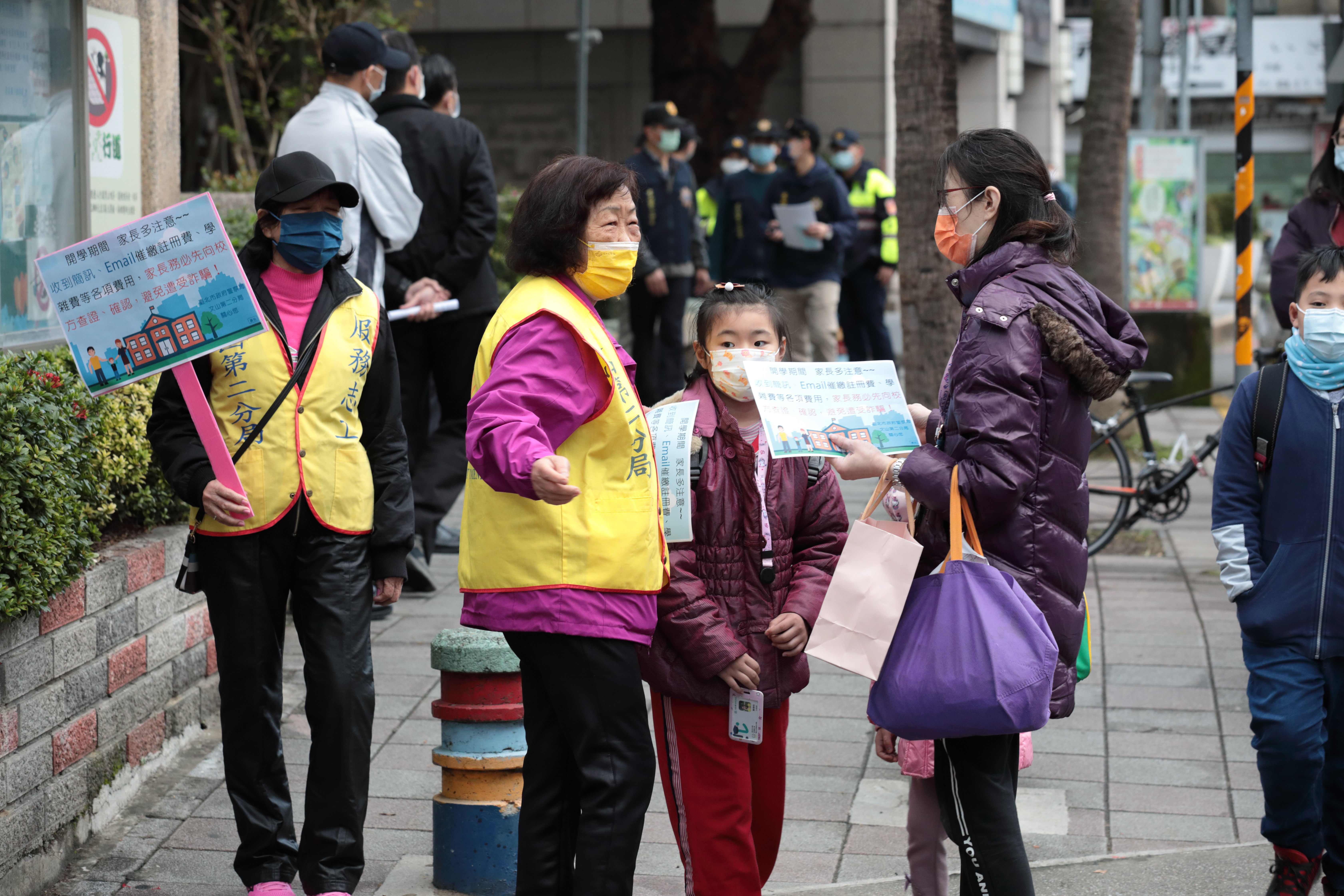 ▲▼寒假結束開學第一天，台北市長柯文哲與教育局長曾燦金一早便到景美國小視察開房防疫工作，並發放開學小禮物給到校上學學生。（圖／記者湯興漢攝）