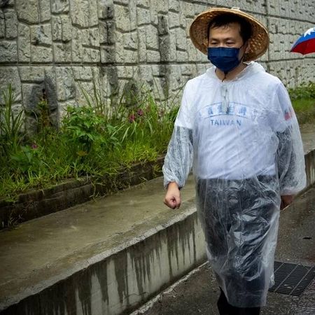 ▲羅智強全台徒步，風雨中感受桃園人熱情成「前進的力量」。（圖／翻攝自羅志強臉書）