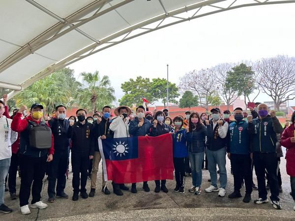 ▲羅智強全台徒步，風雨中感受桃園人熱情成「前進的力量」。（圖／翻攝自羅志強臉書）