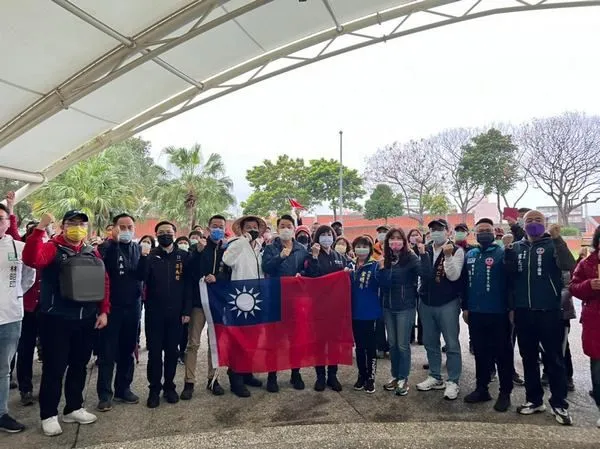 ▲羅智強全台徒步，風雨中感受桃園人熱情成「前進的力量」。（圖／翻攝自羅志強臉書）