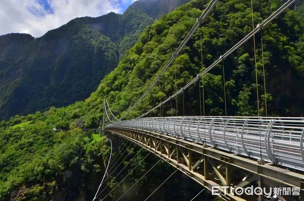 ▲有「絕美吊橋」封號的山月吊橋，全長一百九十六公尺、寬二．五公尺，兩年前開放後，每天限額一千二百人預約參觀，天天爆滿。（圖／太管處提供）