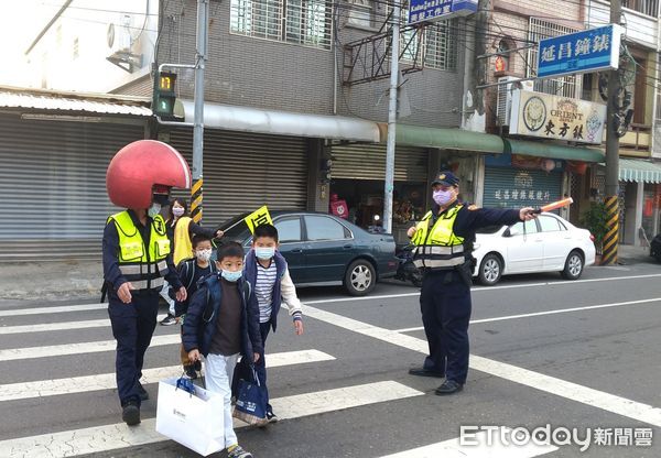 ▲東港警分局執行護童專案，閃亮安全帽交安宣導吸睛            。（圖／記者陳崑福翻攝）