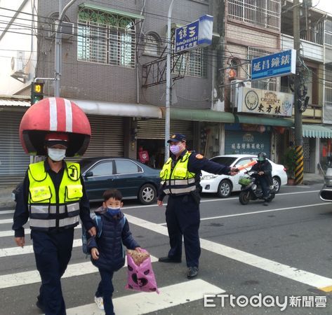 ▲東港警分局執行護童專案，閃亮安全帽交安宣導吸睛            。（圖／記者陳崑福翻攝）