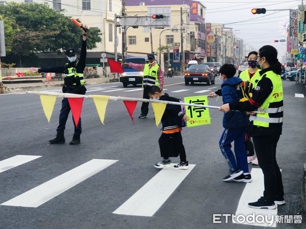 ▲東港警分局執行護童專案，閃亮安全帽交安宣導吸睛            。（圖／記者陳崑福翻攝）