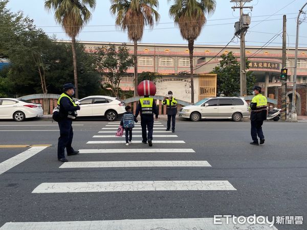 ▲東港警分局執行護童專案，閃亮安全帽交安宣導吸睛            。（圖／記者陳崑福翻攝）