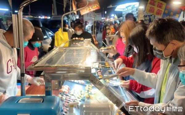 ▲草莓、棉花糖也能做壽司！雲林東南觀光夜市壽司攤，以新鮮當日現採草莓與壽司做結合，吃起來酸酸甜甜有愛戀的滋味。（圖／記者蔡佩旻攝）