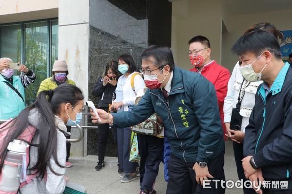 ▲全國中小學開學首日，台南市長黃偉哲11日上午一大早，特別前往新營國小視察校園防疫作為。（圖／記者林悅翻攝，下同）