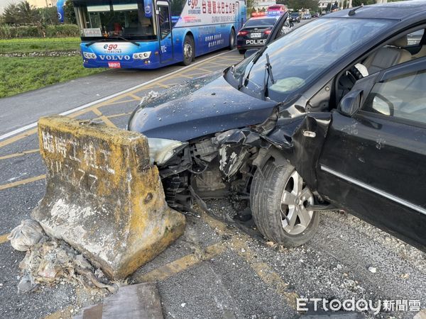 ▲徐姓男子疑車速過快失控撞上護欄。（圖／記者柯政誟翻攝，下同）