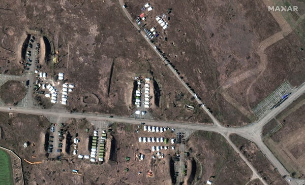 ▲▼俄羅斯在克里米亞首府北部「Oktyabrskoye 空軍基地」集結超過550頂帳篷與數百輛軍用車輛。（圖／路透）