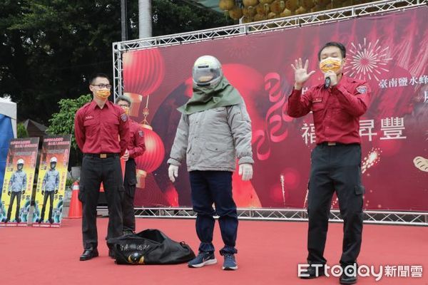 ▲市長黃偉哲上午至鹽水武廟為活動宣傳，並與市府各局處首長、武廟管理人林益仁、主委翁再進等，共同走平安橋祈福，祈願疫情早日解除，百業興旺。（圖／記者林悅翻攝，下同）