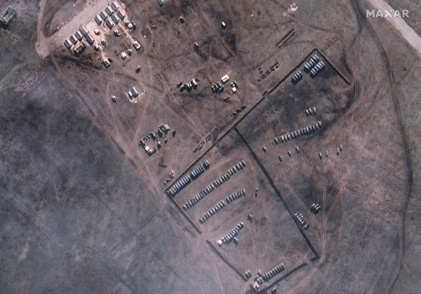 ▲▼衛星影像首次觀測到，克里米亞西北海岸的斯拉夫內（Slavne）地區出現裝甲車部署。（圖／路透）