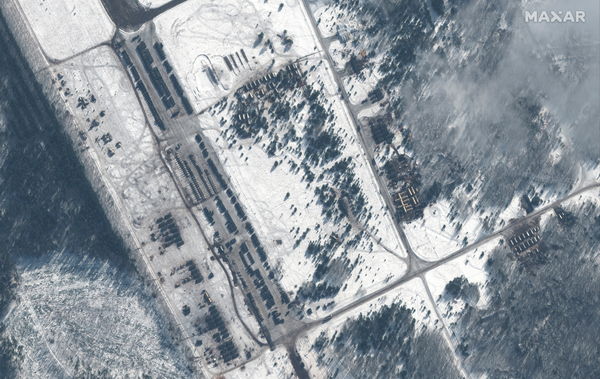 ▲▼衛星照片顯示，白俄羅斯境內「Zyabrovka空軍基地」集結部隊與軍備，並首次觀察到直升機部署。（圖／路透）