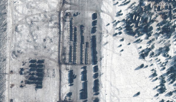 ▲▼白俄羅斯「Zyabrovka空軍基地」發現大量裝甲車集結。（圖／路透）