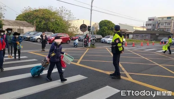 ▲開學日一早校園外突然出現多位警員，引起家長好奇拍照。（圖／記者蔡佩旻翻攝）