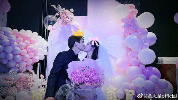 ▲金恩聖和張檬結婚證照相當逗趣可愛。（圖／翻攝自微博／金恩聖official）