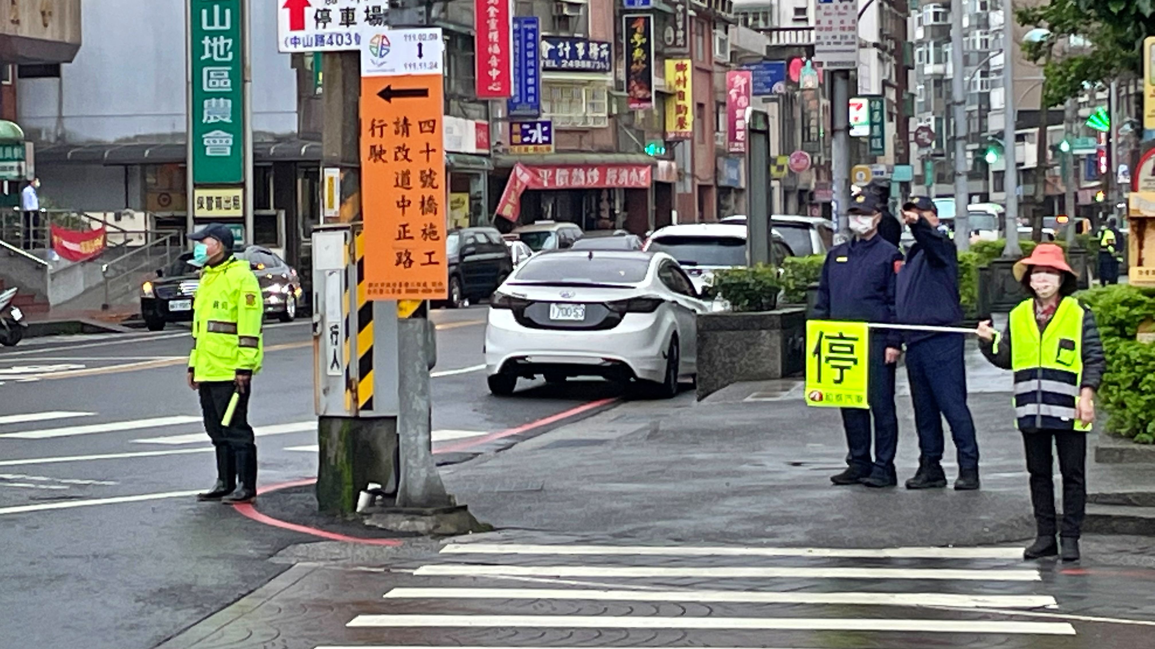 ▲開學首日！金山警啟動「護童勤務」 分局長詹志文親上陣守護。（圖／記者郭世賢翻攝）