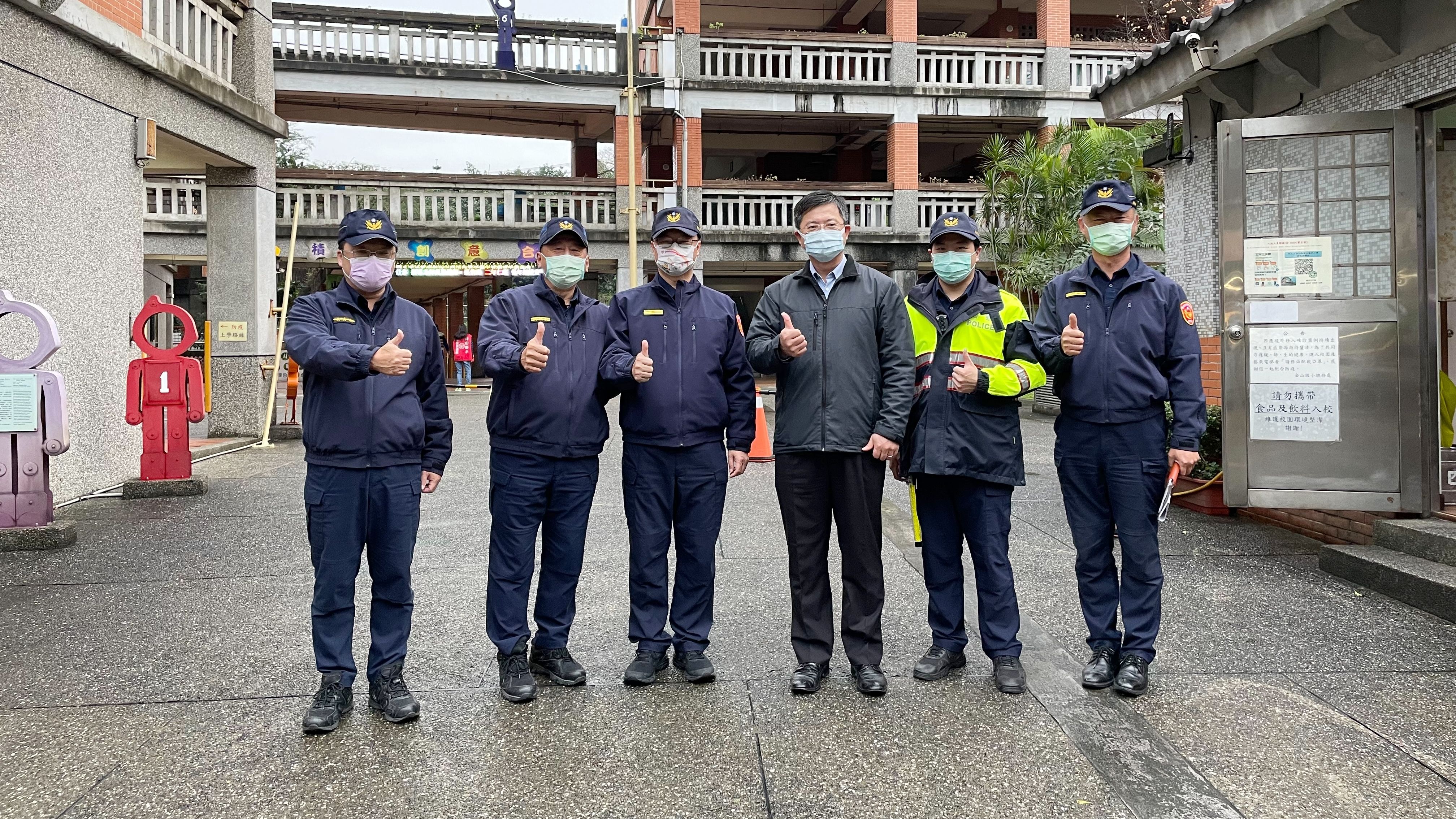 ▲開學首日！金山警啟動「護童勤務」 分局長詹志文親上陣守護。（圖／記者郭世賢翻攝）