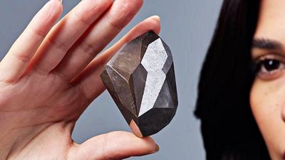 隕石撞擊地球所形成的！世界最大555克拉黑鑽石近1.2億成交　被譽為宇宙奇觀