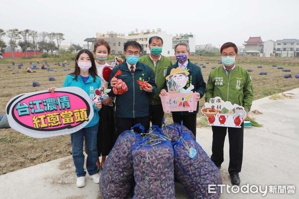 ▲台南市長黃偉哲發起認購活動，由財團法人台南市私立樂活社會福利慈善事業基金會及潘新傳主委，認購1000袋在地紅蔥頭，並將其贈予弱勢家庭，挺農民、助弱勢。（圖／記者林悅翻攝，下同）