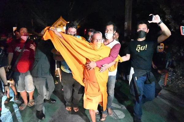 ▲▼泰國方丈巴訕蓬（Samut Prasatphon）被帶回警局。（圖／翻攝自Facebook／Thanyalak Wannakote）