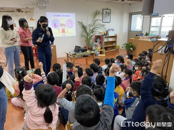 ▲東警婦幼隊前進幼兒園宣導。（圖／記者楊漢聲翻攝）