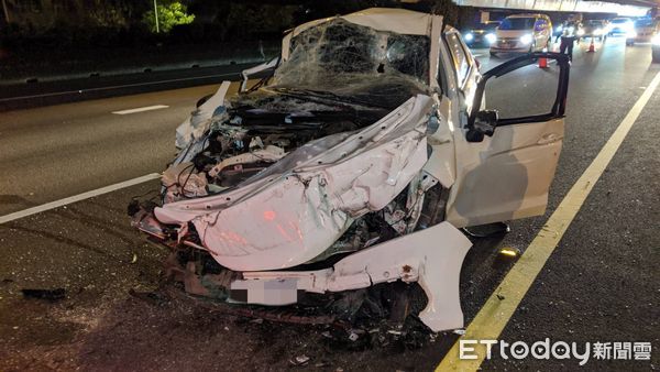 ▲▼國道自小客車與砂石車碰撞，警消救出自小客車駕駛送醫，自小客車車頭凹陷幾乎全毀。（圖／記者邱中岳翻攝）