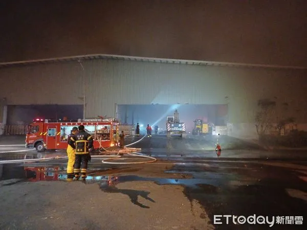 ▲▼高雄資源回收廠發生火警。（圖／記者陳宏瑞翻攝）