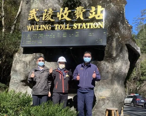 ▲▼武陵農場櫻花季登場，園區最高容納6千人無通行證禁入，警方沿途宣導確保交通順暢。（圖／警方提供）