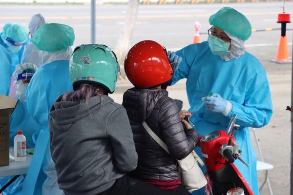 ▲▼高雄娘家宴群聚感染源仍不明，市民開車、騎車衝「車來速篩檢」。（圖／記者賴文萱翻攝）