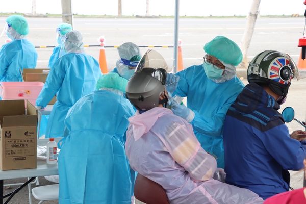 ▲▼高雄娘家宴群聚感染源仍不明，市民開車、騎車衝「車來速篩檢」。（圖／記者賴文萱翻攝）