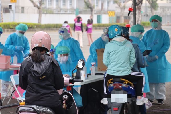 ▲▼高雄娘家宴群聚感染源仍不明，市民開車、騎車衝「車來速篩檢」。（圖／記者賴文萱翻攝）