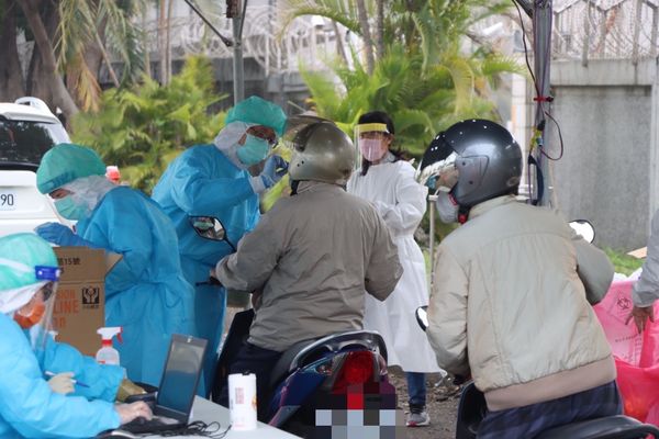 ▲▼高雄娘家宴群聚感染源仍不明，市民開車、騎車衝「車來速篩檢」。（圖／記者賴文萱翻攝）