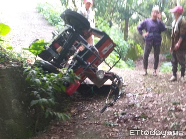 ▲▼ 嘉義番路小型農用搬運車由邊坡翻覆，駕駛當場死亡。（圖／記者翁伊森翻攝）