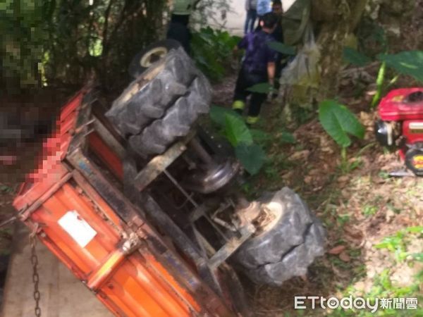 ▲▼ 嘉義番路小型農用搬運車由邊坡翻覆，駕駛當場死亡。（圖／記者翁伊森翻攝）